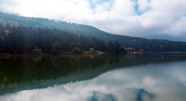 Bolu Golcuk Gölü ve yansımalı ünlü ev manzarası.