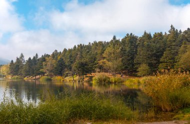 Bolu Golcuk Gölü ve yansımalı ünlü ev manzarası.