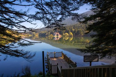Bolu Golcuk Gölü ve yansımalı ünlü ev manzarası.