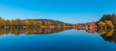 Bolu Golcuk Gölü ve yansımalı ünlü ev manzarası.