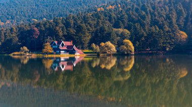 Bolu Golcuk Gölü ve yansımalı ünlü ev manzarası.