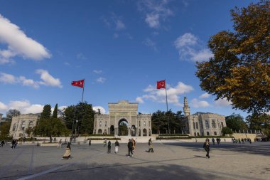 İstanbul Üniversitesi ana kapısı ve Beyazit Meydanı İstanbul manzaralı. İstanbul Üniversitesi Türkiye 'nin önde gelen üniversitelerinden biri..