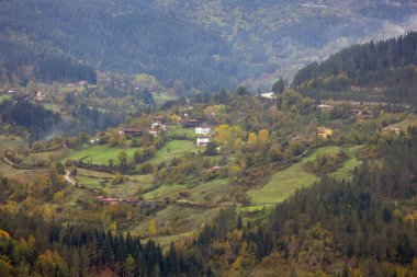 Kastamonu Eyaleti, sonbahar renklerinde eski ahşap evler ve ağaçlar