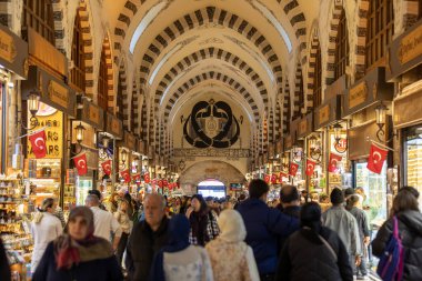  İstanbul, Türkiye 'de Mısır Pazarı olarak bilinen Baharat pazarının iç görünümü