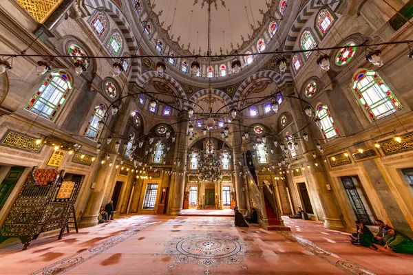 Laleli Camii 'nin de bir lale camisi vardı. Dışarıdan ateş edilmiş. De ki: O, inananlar için doğru yolu gösteren bir kılavuzdur. Osmanlı