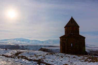 Kars 'taki Ani Harabeleri UNESCO Dünya Mirasları listesinde yer alıyor. Selçukluların eviydi. Sergide kiliseler, camiler ve evler yer alıyor. Müze olarak ziyaretçilere açıktır..