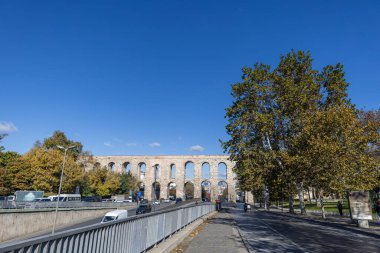 Arka planda Valens Aqueduct manzaralı Atatürk Bulvarı trafiği. Bulutlu sonbahar görünümü.