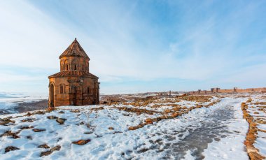 Kars 'taki Ani Harabeleri UNESCO Dünya Mirasları listesinde yer alıyor. Selçukluların eviydi. Sergide kiliseler, camiler ve evler yer alıyor. Müze olarak ziyaretçilere açıktır..