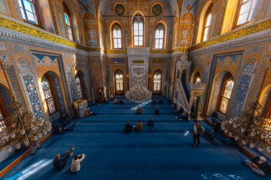 İstanbul, Aksaray 'da bulunan 19. yüzyıldan kalma Osmanlı İmparatorluk Camii Pertevniyal Valide Sultan Camii' nin iç ayrıntıları.