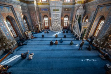 İstanbul, Aksaray 'da bulunan 19. yüzyıldan kalma Osmanlı İmparatorluk Camii Pertevniyal Valide Sultan Camii' nin iç ayrıntıları.