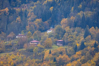 Kastamonu Eyaleti, sonbahar renklerinde eski ahşap evler ve ağaçlar