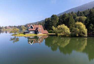 Bolu Golcuk Gölü ve yansımalı ünlü ev manzarası.