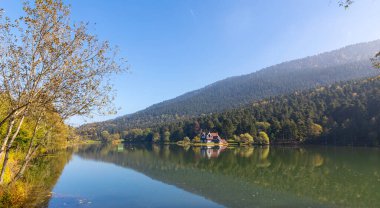 Bolu Golcuk Gölü ve yansımalı ünlü ev manzarası.