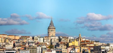 Mavi gökyüzünün arka planında Galata Kulesi ve İstanbul 'un eski kamaraları. Turizm beldesi İstanbul Türkiye