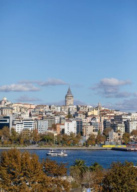 Mavi gökyüzünün arka planında Galata Kulesi ve İstanbul 'un eski kamaraları. Turizm beldesi İstanbul Türkiye