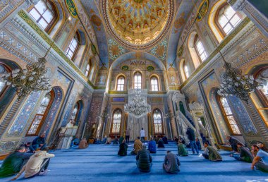 İstanbul, Aksaray 'da bulunan 19. yüzyıldan kalma Osmanlı İmparatorluk Camii Pertevniyal Valide Sultan Camii' nin iç ayrıntıları.