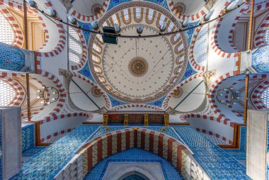 İstanbul 'daki Rustem Pasa Camii' nin içi. Meşhur Rustem Paşa camii. Iznik mavisi fayanslar. Rustem Pasa Camii Çok güzel ve klasik