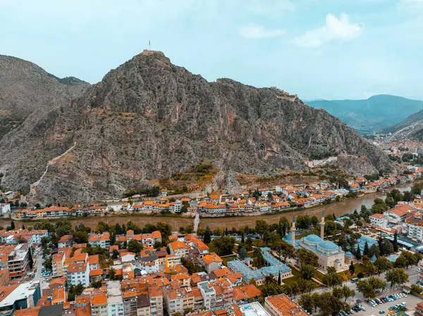 Prenslerin şehri olarak da bilinen Amasya şehrinin büyüleyici manzarası. Dağlardan harika bulutlar çıkıyor. YESİLIRMAK Nehri.