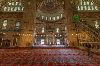 Selimiye Camii 'nin içinde. Mimar Sinan tarafından 1575 yılında inşa edilen Selimiye Camii 'nin UNESCO Dünya Mirası Alanı