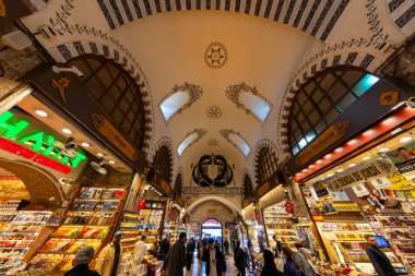İSTANBUL, TURKEY, NOVEMBERJU 08, 2024: İstanbul, Türkiye 'deki Mısır Çarşısı olarak bilinen Baharat pazarının iç görünümü