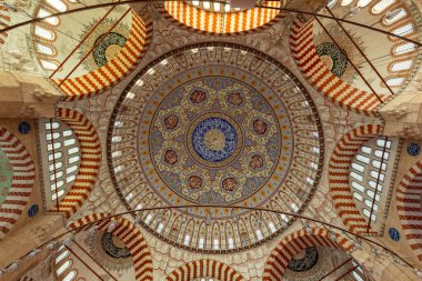 Selimiye Camii 'nin içinde. Mimar Sinan tarafından 1575 yılında inşa edilen Selimiye Camii 'nin UNESCO Dünya Mirası Alanı