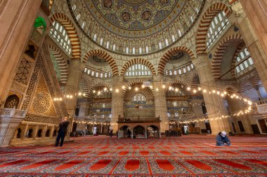 Selimiye Camii 'nin içinde. Mimar Sinan tarafından 1575 yılında inşa edilen Selimiye Camii 'nin UNESCO Dünya Mirası Alanı