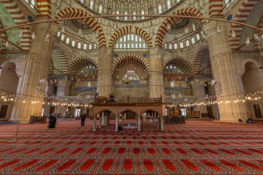 Selimiye Camii 'nin içinde. Mimar Sinan tarafından 1575 yılında inşa edilen Selimiye Camii 'nin UNESCO Dünya Mirası Alanı