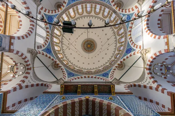 İstanbul 'daki Rustem Pasa Camii' nin içi. Meşhur Rustem Paşa camii. Iznik mavisi fayanslar. Rustem Pasa Camii Çok güzel ve klasik