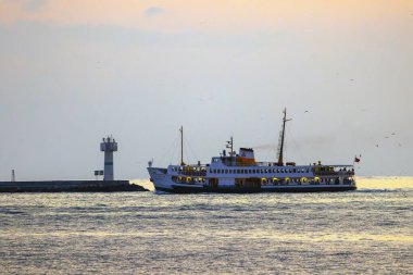 Sarayburnu kıyısından, tarihi yarımadadan ve İstanbul 'daki Topkapı Sarayı' nın kubbelerinden akşam manzarası