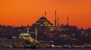Yeni Cami ve Süleyman Camii, Boğaz, İstanbul 'un gün batımı manzarası