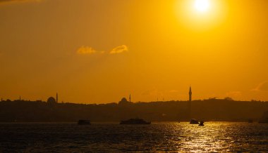 Eminonu şehrinin arka planında cami siluetleri var.