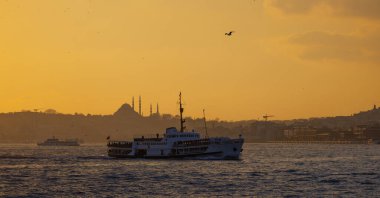 Eminonu şehrinin arka planında cami siluetleri var.