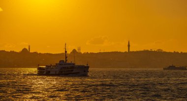 Eminonu şehrinin arka planında cami siluetleri var.