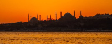 Eminonu şehrinin arka planında cami siluetleri var.