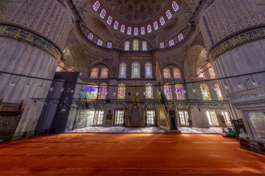 İstanbul 'daki Sultanahmet Camii' nin (Mavi Cami) içi (Türkçe: Sultan Ahmet Cami))