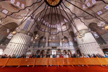 İstanbul 'daki Sultanahmet Camii' nin (Mavi Cami) içi (Türkçe: Sultan Ahmet Cami))