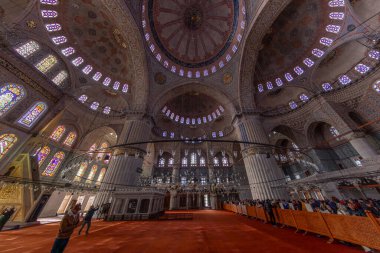 İstanbul 'daki Sultanahmet Camii' nin (Mavi Cami) içi (Türkçe: Sultan Ahmet Cami))