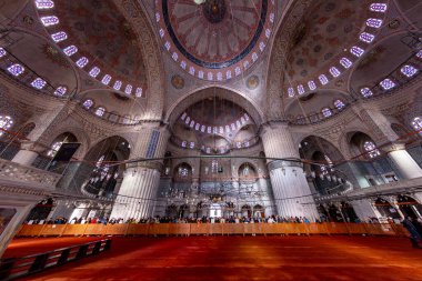 İstanbul 'daki Sultanahmet Camii' nin (Mavi Cami) içi (Türkçe: Sultan Ahmet Cami))