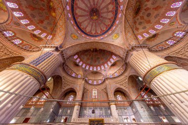 İstanbul 'daki Sultanahmet Camii' nin (Mavi Cami) içi (Türkçe: Sultan Ahmet Cami))