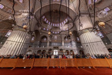 İstanbul 'daki Sultanahmet Camii' nin (Mavi Cami) içi (Türkçe: Sultan Ahmet Cami))