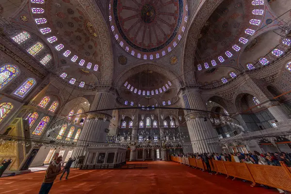 İstanbul 'daki Sultanahmet Camii' nin (Mavi Cami) içi (Türkçe: Sultan Ahmet Cami))