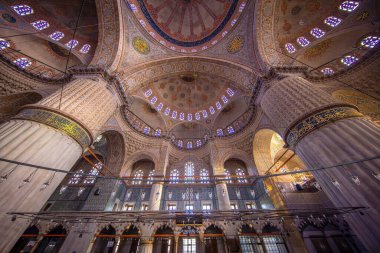 İstanbul 'daki Sultanahmet Camii' nin (Mavi Cami) içi (Türkçe: Sultan Ahmet Cami))