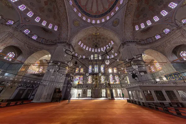 İstanbul 'daki Sultanahmet Camii' nin (Mavi Cami) içi (Türkçe: Sultan Ahmet Cami))