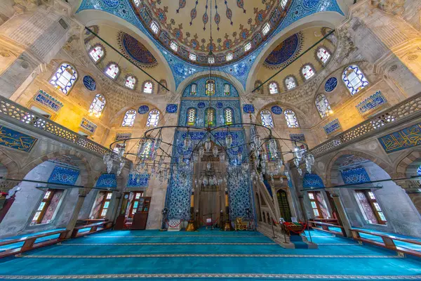Sokollu Mehmed Paşa Camii, mimar Mimar Sinan tarafından tasarlanan ve duvarlardaki Iznik fayanslarının kalitesiyle tanınan 16.