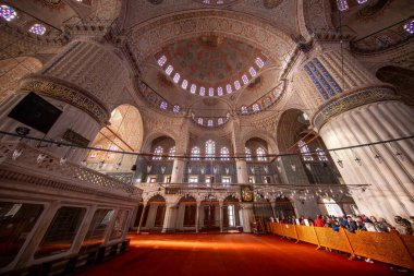 İstanbul 'daki Sultanahmet Camii' nin (Mavi Cami) içi (Türkçe: Sultan Ahmet Cami))