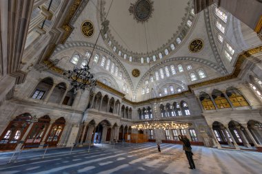 Türkiye 'nin İstanbul kentindeki Kapalı Çarşı yakınlarındaki Nuruosmaniye Camii' nin güzel bir manzarası
