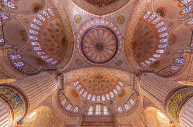 İstanbul 'daki Sultanahmet Camii' nin (Mavi Cami) içi (Türkçe: Sultan Ahmet Cami))