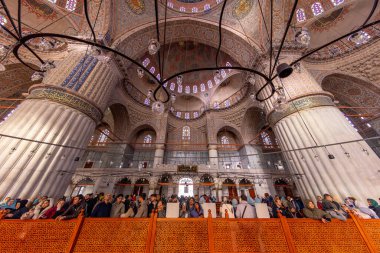İstanbul 'daki Sultanahmet Camii' nin (Mavi Cami) içi (Türkçe: Sultan Ahmet Cami))