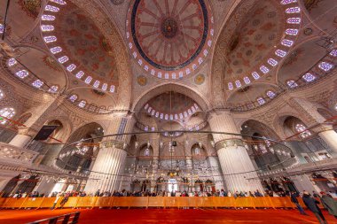 İstanbul 'daki Sultanahmet Camii' nin (Mavi Cami) içi (Türkçe: Sultan Ahmet Cami))