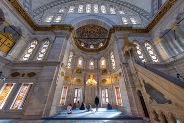 Türkiye 'nin İstanbul kentindeki Kapalı Çarşı yakınlarındaki Nuruosmaniye Camii' nin güzel bir manzarası